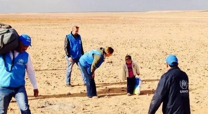 La foto que conmueve al mundo: un niño huye de la guerra siria con solo 4 años cruzó solo el desierto