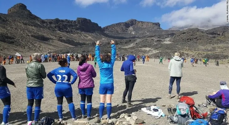 Mujeres futbolistas rompen récord mundial al jugar un partido en la cima del Kilimanjaro