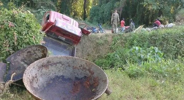 Dos heridos al volcarse camión transportaba contrabando desde Haití