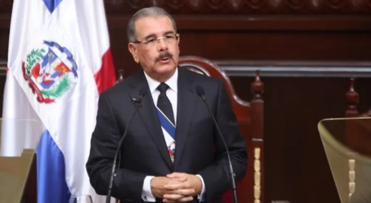 Presidente Medina condecora Almirante (R)  Sigfrido Pared Pérez y confirma gobernador Banco Central