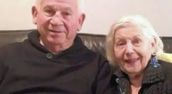 Su mamá fallece y la hija observa con atención que le pone la mano a su papá. Una historia de amor 