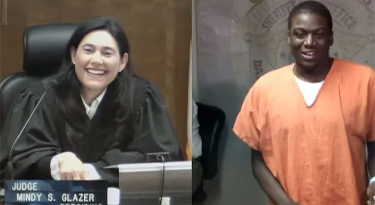 Video: Una jueza de EE.UU. reconoce a otro acusado: Fue divertido, ¿verdad?