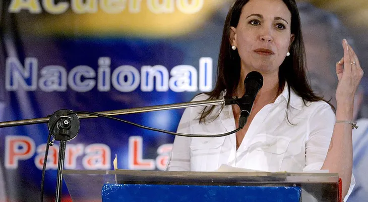 Le halan el pelo a María Corina Machado en Mérida