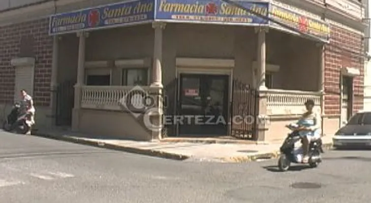 Roban jeepeta y asaltan farmacia cerca de cuartel policial