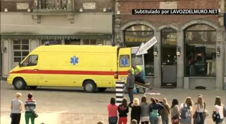 Algo inimaginable ocurre al ser pulsado un botón en medio de la ciudad (Video)