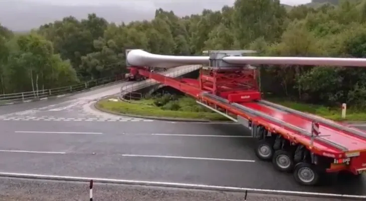 Cómo girar 90 grados con una carga de 60 metros de largo en una sola maniobra