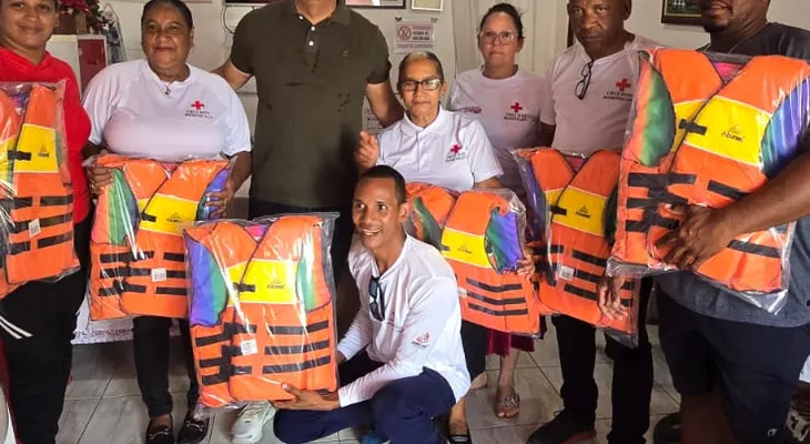 César Ruiz entrega chalecos salvavidas a la Cruz Roja para fortalecer labores de asistencia en Las Terrenas