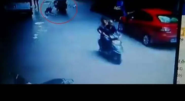 Suicida se tira de edificio y cae sobre motociclista