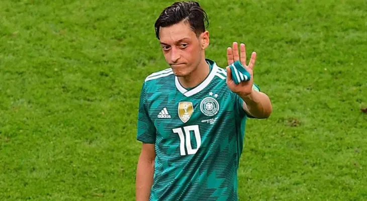 Mesut Ozil se retiró de la selección de Alemania en medio de un escándalo por una foto con Erdogan