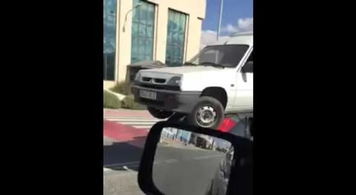 Con el coche a cuestas: curiosa imprudencia a falta de grúa en España