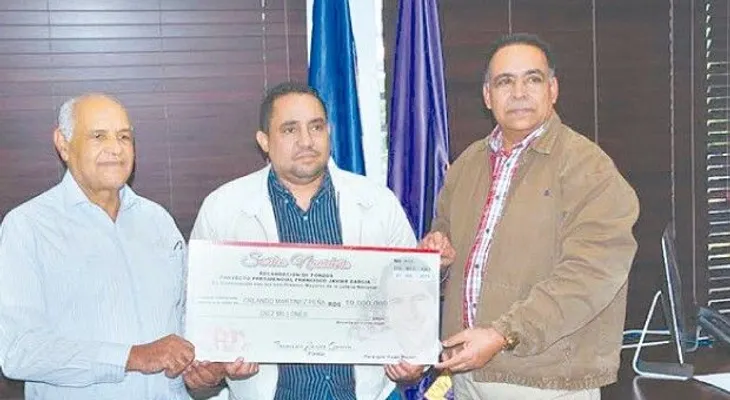 Francisco Javier entrega premio de $10 millones