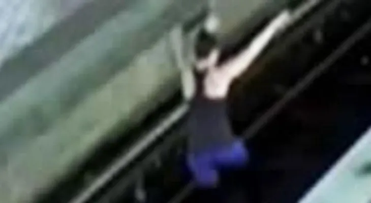 Detienen a mujer por practicar yoga en las vías del metro