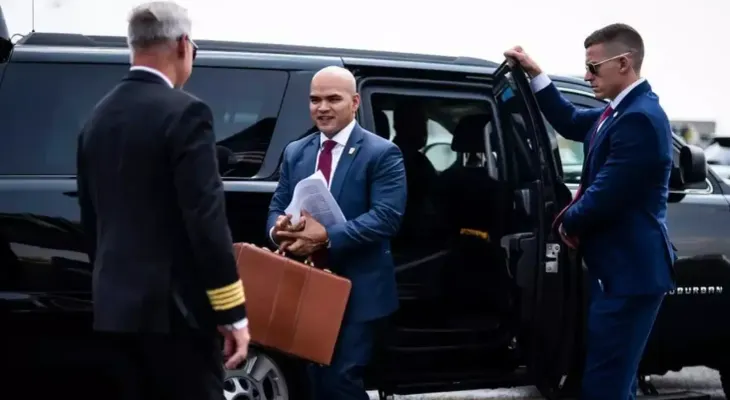 Aplazan al 6 de julio la audiencia de procesamiento del asistente de Trump