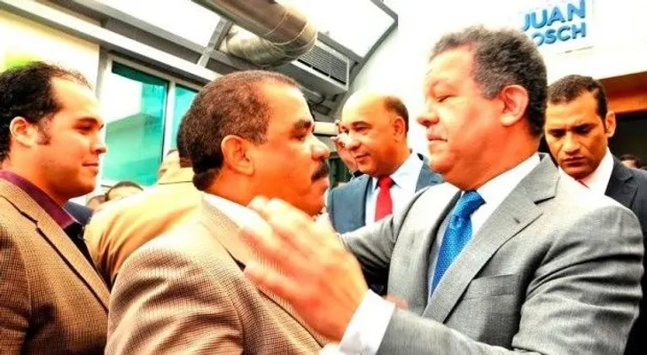 Peledeístas hacen filas para felicitar a Leonel 