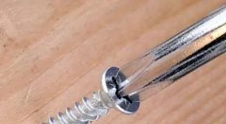 Cómo sacar un tornillo lleno de pintura  