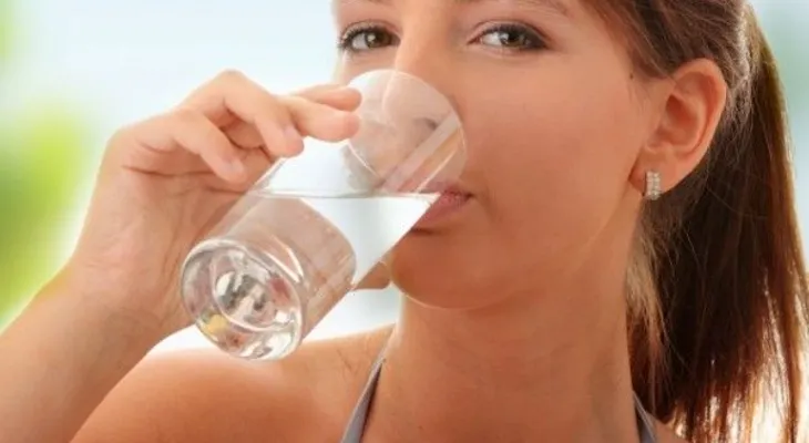 13 problemas causados por no beber suficiente agua