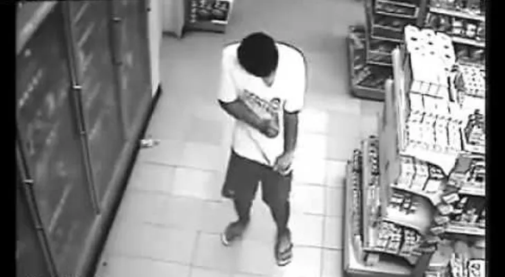 Increíble: Un fantasma se apodera de un hombre (VIDEO)