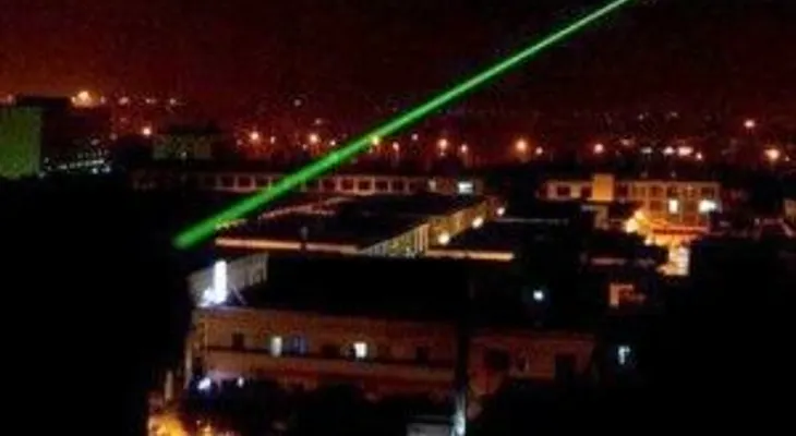 Avión aterriza de emergencia en el AILA luego de ser apuntado con puntero laser