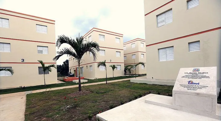 Danilo Medina entrega 128 apartamentos a familias pobres de Monción y Mao