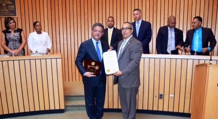 Alcaldía de Passaic entrega llaves de la ciudad a Leonel Fernández