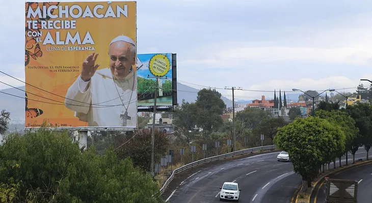 10:00 am Misa con religiosos y seminaristas en el estadio de Morelia