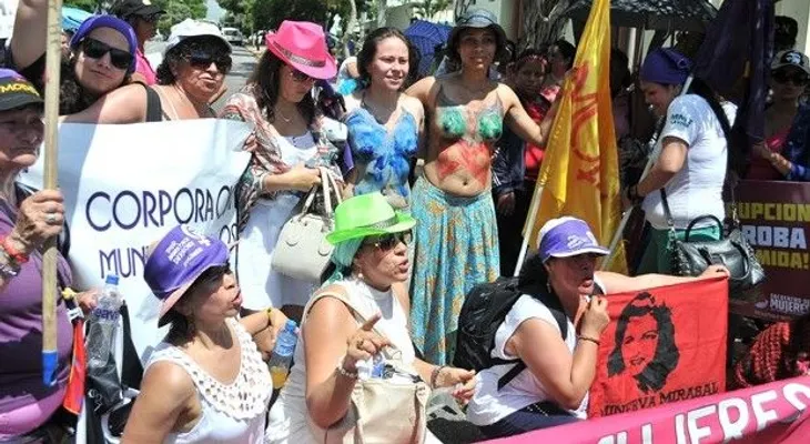 Protestan con poca ropa para exigir un 5% del PIB para la Salud 