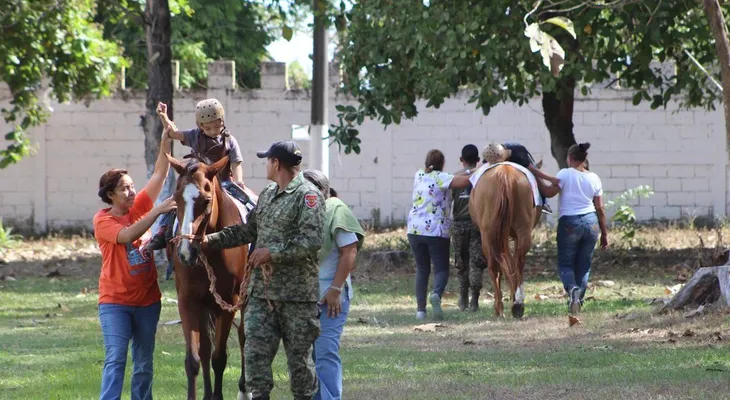 Ejército de El Salvador ofrece equinoterapia para niños con capacidades especiales
