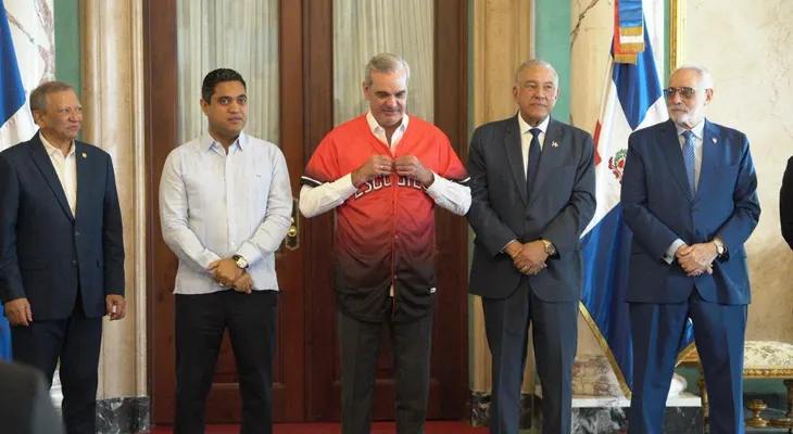 Abinader entrega la bandera al Escogido