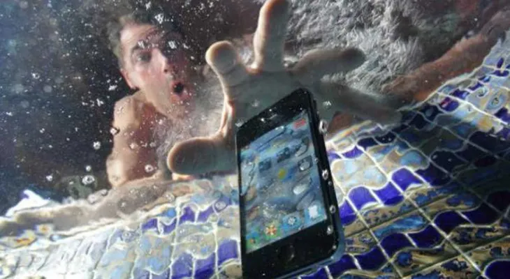 Esto es lo que tienes que hacer para salvar tu celular cuando se cae al agua