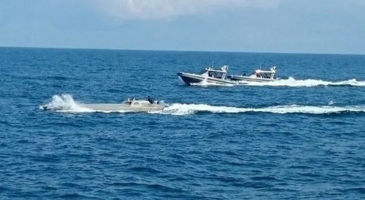 Armada de Colombia decomisa una tonelada de cocaína en un semisumergible