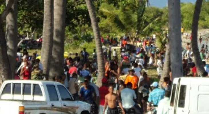 Balnearios de Barahona abarrotado de vacacionistas
