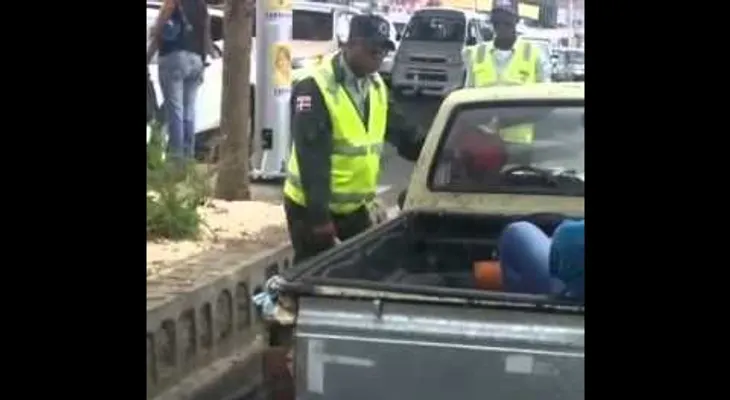 Agente de AMET le da trompada a conductor (VIDEO)