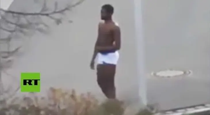 VIDEO FUERTE: Un hombre patea en la cabeza a una anciana en una calle de Alemania