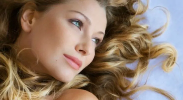 ¿Cómo aclarar el color del cabello con canela?