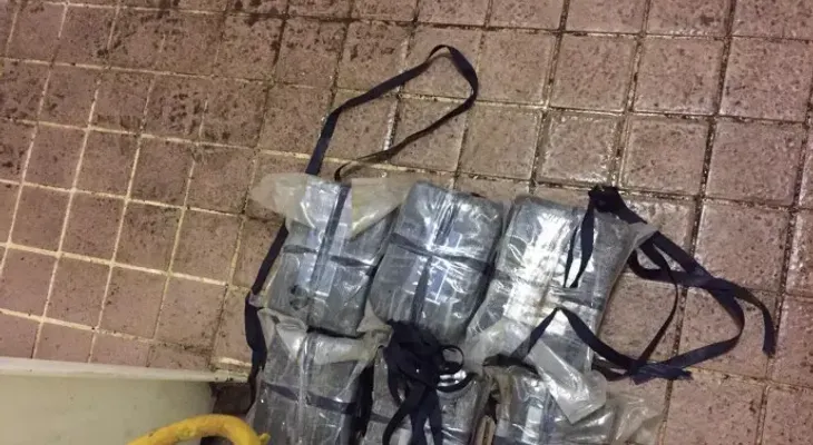Ocupan 6 paquetes presumiblemente de cocaína en barco que se dirigía a Miami