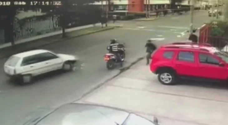 Impactante video muestra a un conductor que arrolló a dos hombres que robaban a un transeúnte