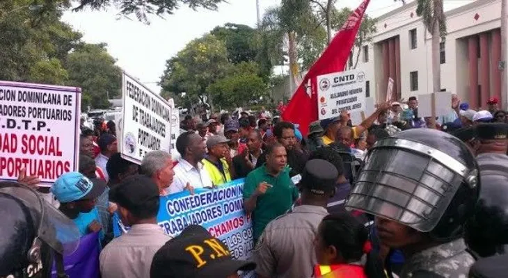 Trabajadores solicitan reposición de controladores aéreos