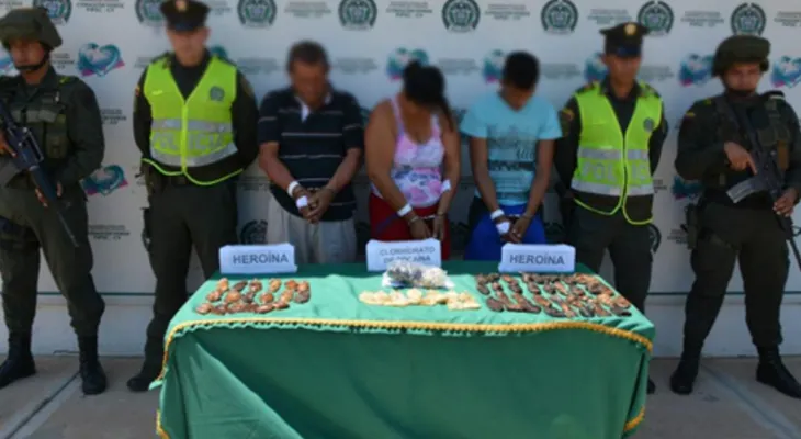 Detienen a 'familia mula' que llevaba en total 91 cápsulas de heroína y cocaína