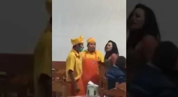 Un hombre golpea brutalmente a una mujer en una taquería de México