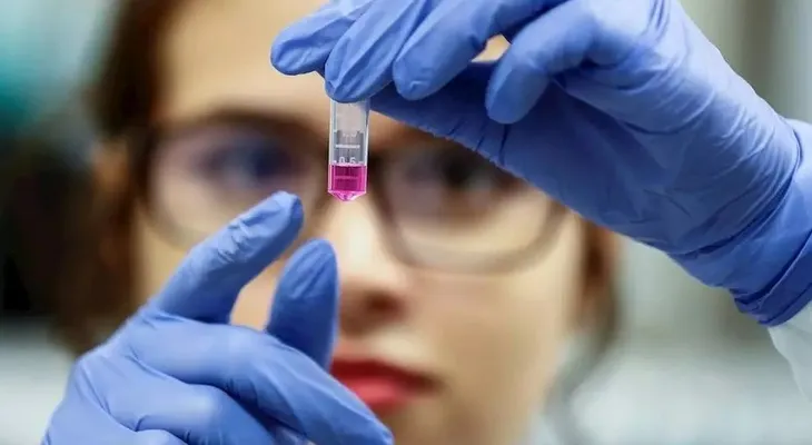 Microbiólogo español Ignacio López: El coronavirus ni se está debilitando ni se está volviendo más virulento