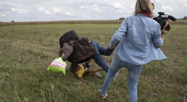 España: Ofrecen trabajo de entrenador de fútbol al refugiado pateado por una periodista húngara