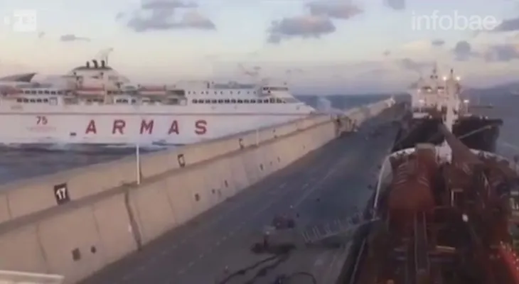 Impactante choque de un ferry contra el puerto de Las Palmas causó un vertido de 25.000 litros de gasoil al mar