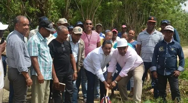 IAD rehabilita caminos en San Cristóbal