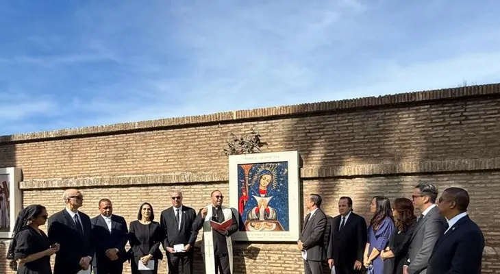 Abinader reza un Padre Nuestro en el Vaticano por la salud del papa León XIV