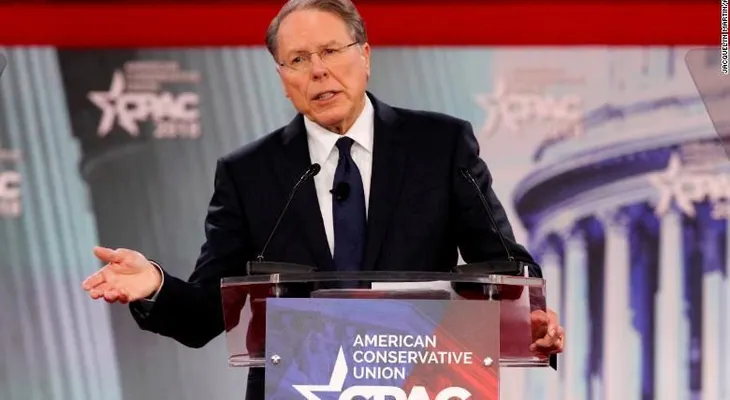 El director de la NRA acusa a los demócratas de impulsar una agenda "socialista" tras tiroteo