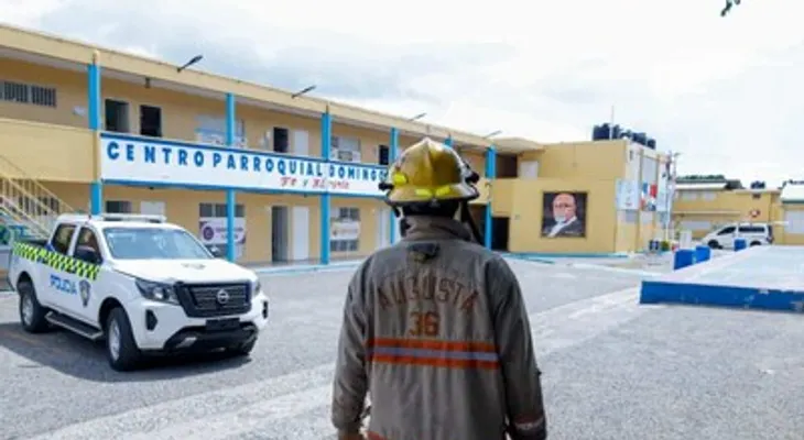Más de 15 estudiantes y personal de rescate intoxicados por humo de quema de medicamentos cerca de escuela en Santo Domingo