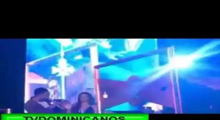 Romeo Santos le roba un beso a Clarissa Molina (VIDEO)