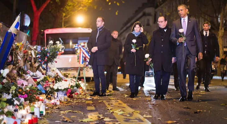 Obama va al Bataclan a rendir tributo a las víctimas de la masacre de París