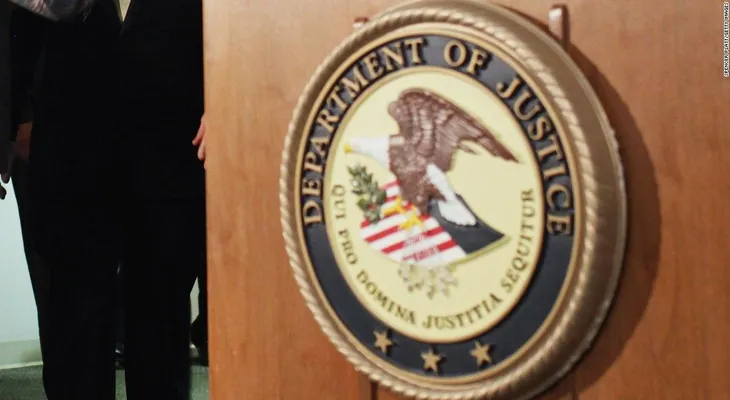 Departamento de Justicia indagará sobre investigación del mail de Hillary Clinton