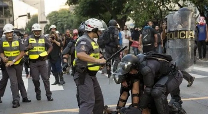 Brasileños protestan contra aumento en tarifas de transporte 
